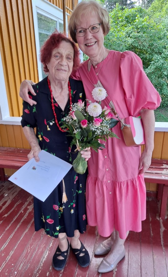 Inkeri Lintumäki täytti 90 vuotta 9.7.2021. Häntä kävivät onnittelemassa sihteeri Anna-Leena Seitsonen sekä puheenjohtaja Lauri Koliseva